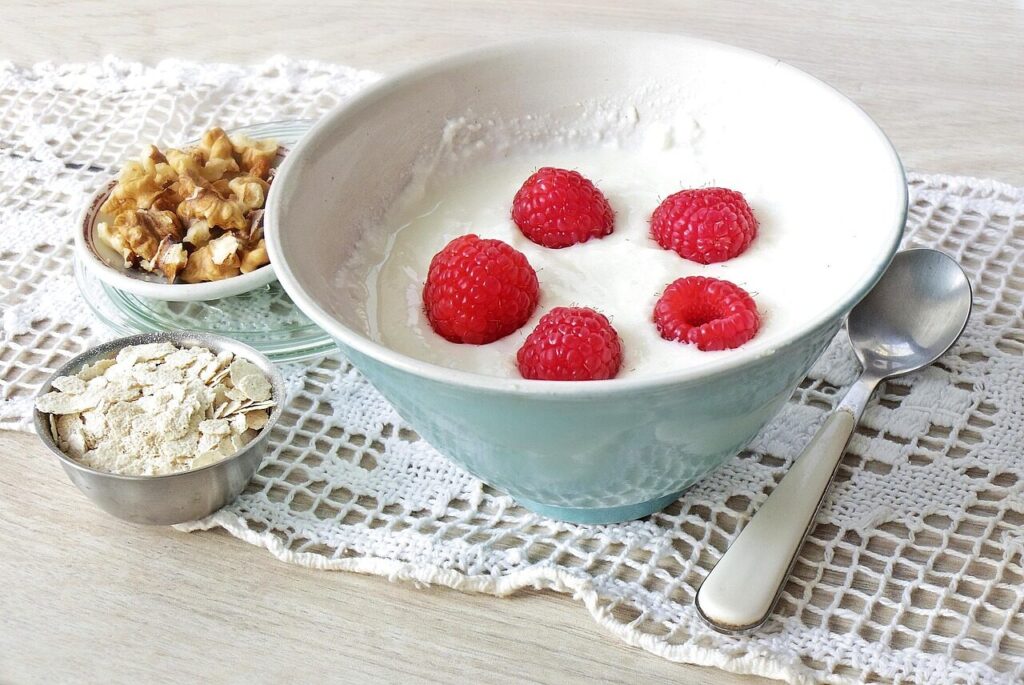 joghurt, himbeeren, nüsse, haferflocken, löffel, frühstück, gesund, lecker, bowl